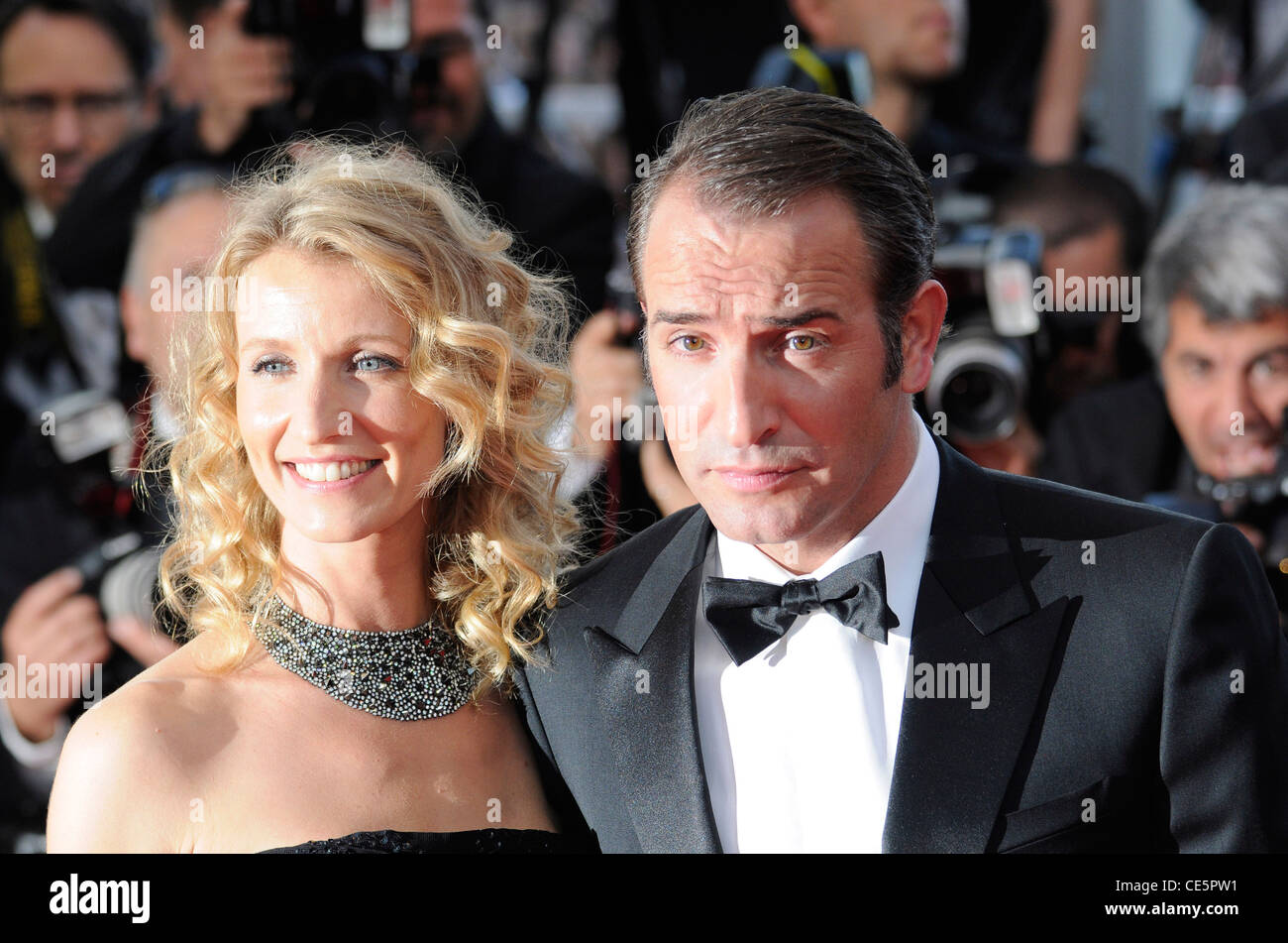 Französischer Sie Schauspieler Jean Dujardin und Alexandra Lamy vor der Premiere von "The Artist" während der 64. Filmfestspiele von Cannes, Frankreich. Stockfoto