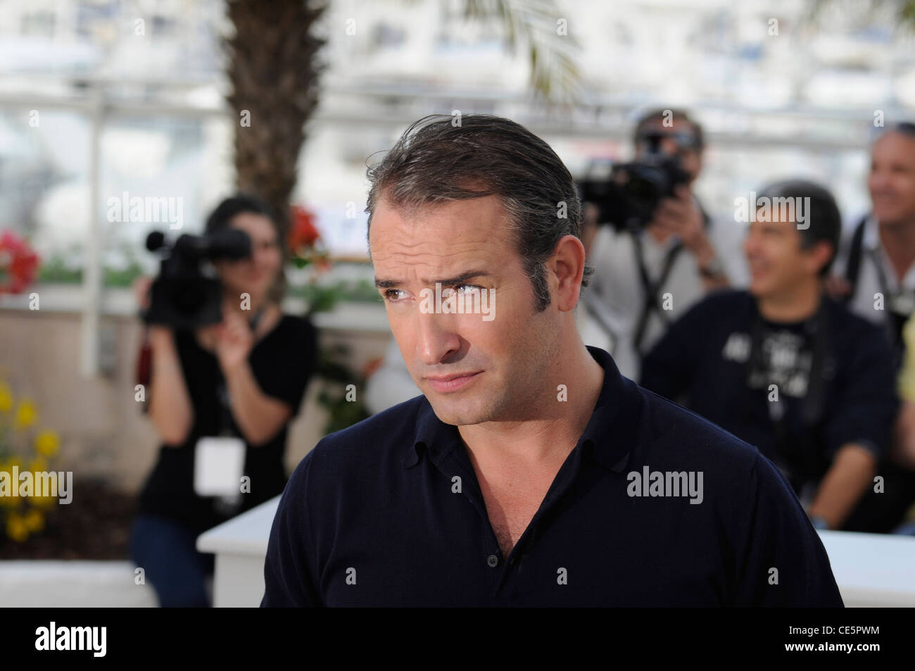 Französischer Schauspieler Jean Dujardin posiert vor der Premiere von "The Artist" während der 64. Filmfestspiele von Cannes in Frankreich. Stockfoto