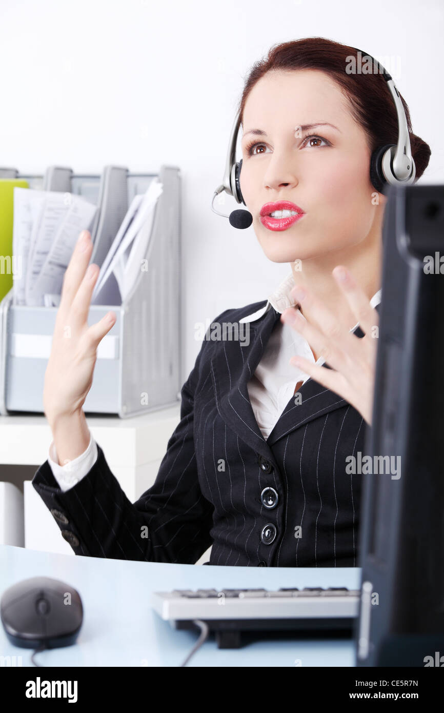 Wütend Geschäftsfrau durch Kopfhörer sprechen. Stockfoto