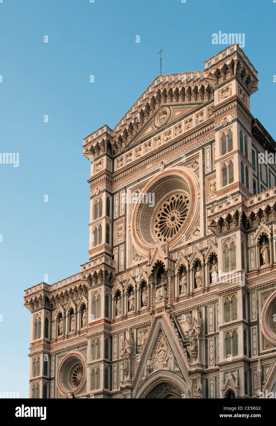 Frontale Fassade der Kathedrale von Florenz - Dom oder Basilica di Santa Maria del Fiore (Saint Mary der Blume), Firenze, Italien Stockfoto
