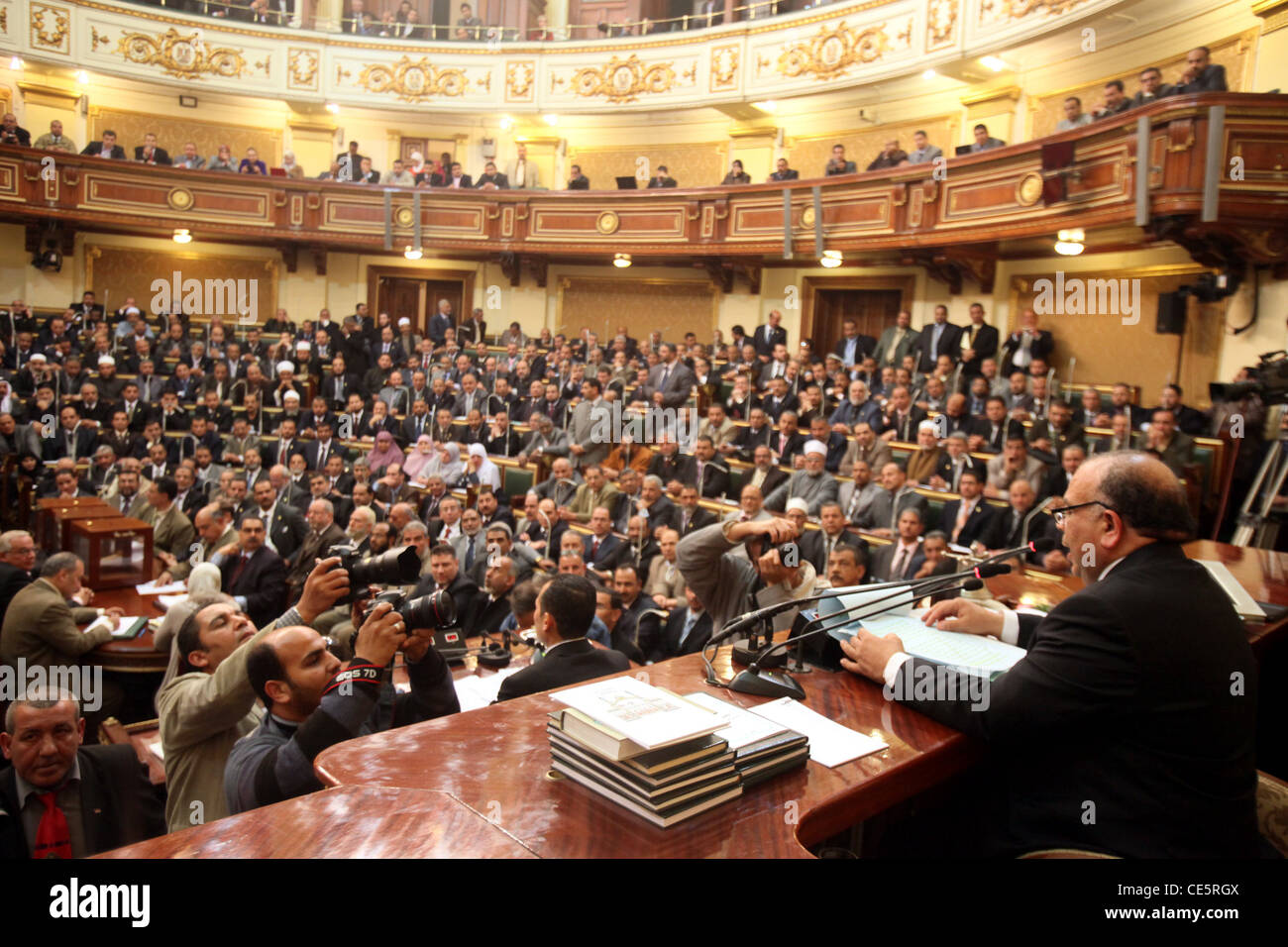 Neu gewählte Sprecher des ägyptischen Parlaments, Saad Al-Katatny (R) der Muslim-Bruderschaft, spricht während der ersten Sitzung Stockfoto