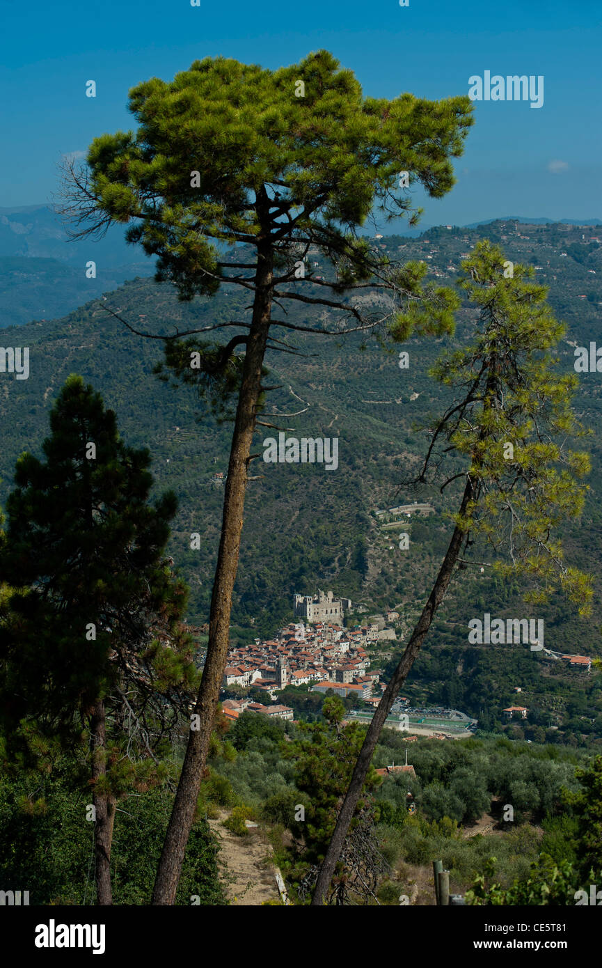 Dolceacqua am Fluss Nervia angesehen von Terre Bianche Vineyard Estate in der italienischen Region Ligurien Stockfoto