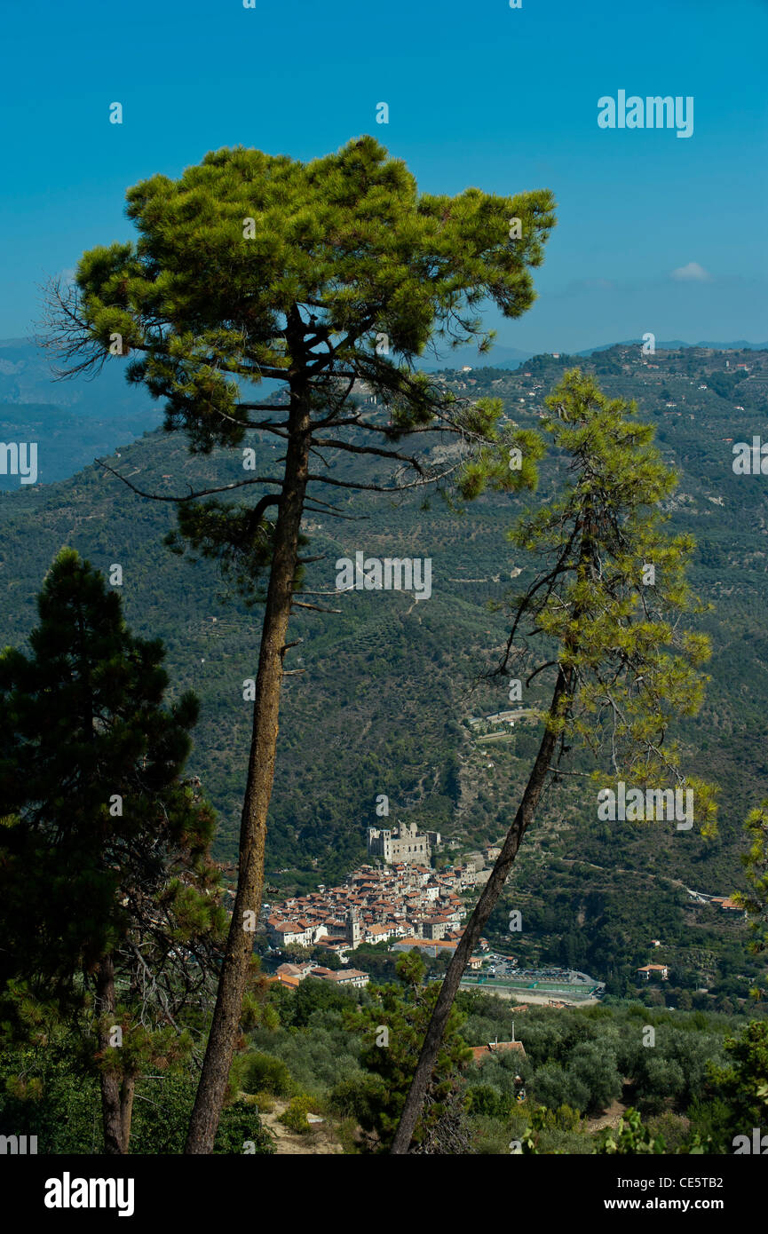 Dolceacqua am Fluss Nervia angesehen von Terre Bianche Vineyard Estate in der italienischen Region Ligurien Stockfoto