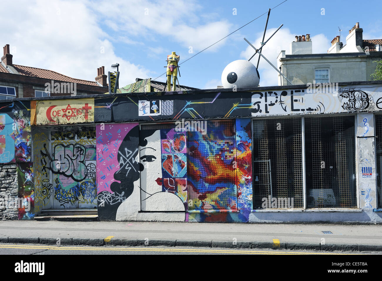 A gemalt, aufbauend auf Ashley Rd, von Stokes Croft, Bristol Stockfoto