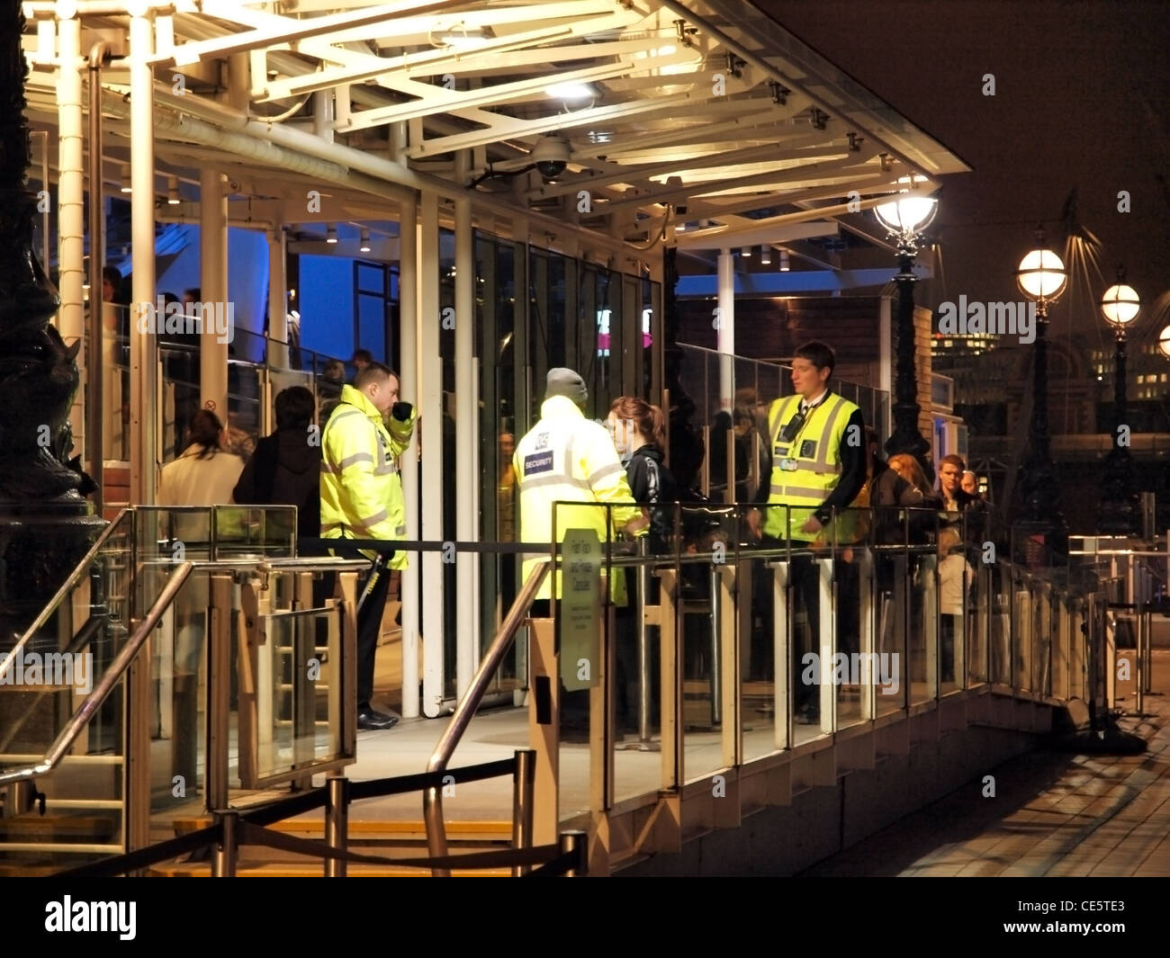 Sicherheitspersonal verpflichten sich Kontrollen von Touristen betreten das London Eye in der Londoner South Bank. Stockfoto