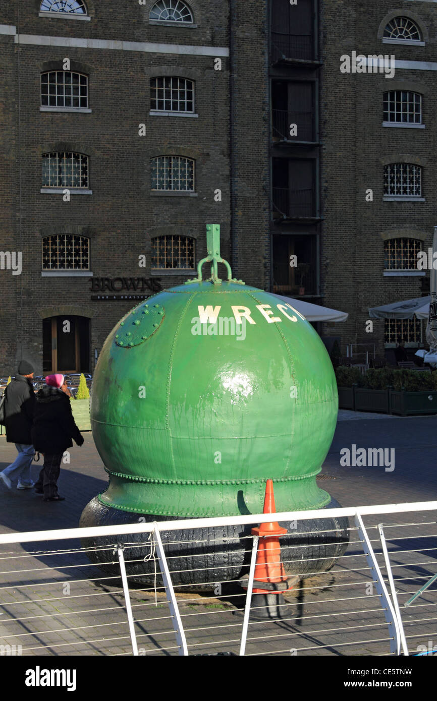 Große grüne Boje Wrack Marker, West India Quay, Docklands, London England UK Stockfoto