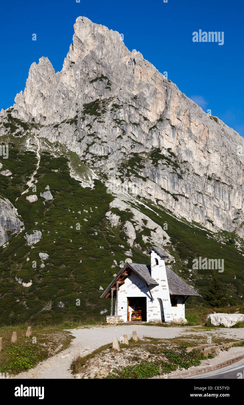 Kleine Kapelle am Passo Falzarego, Dolomiten Alpen Italien Europa. Stockfoto