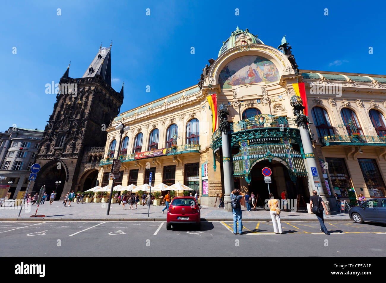 Der Pulverturm (Prašná Brána) und das Gemeindehaus (Obecni Dum) in Prag, Tschechien Stockfoto