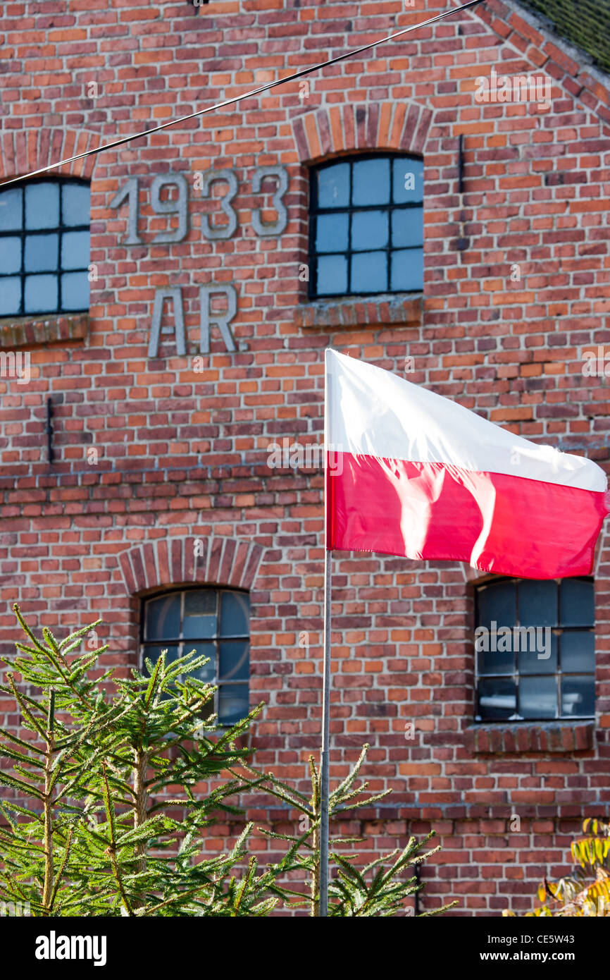 Polnische Flagge auf dem Hintergrund des jeweiligen alt, Gebäude des Dorfes "Sliwin" in Vorpommern. Rewal Gemeinde, Polen Stockfoto