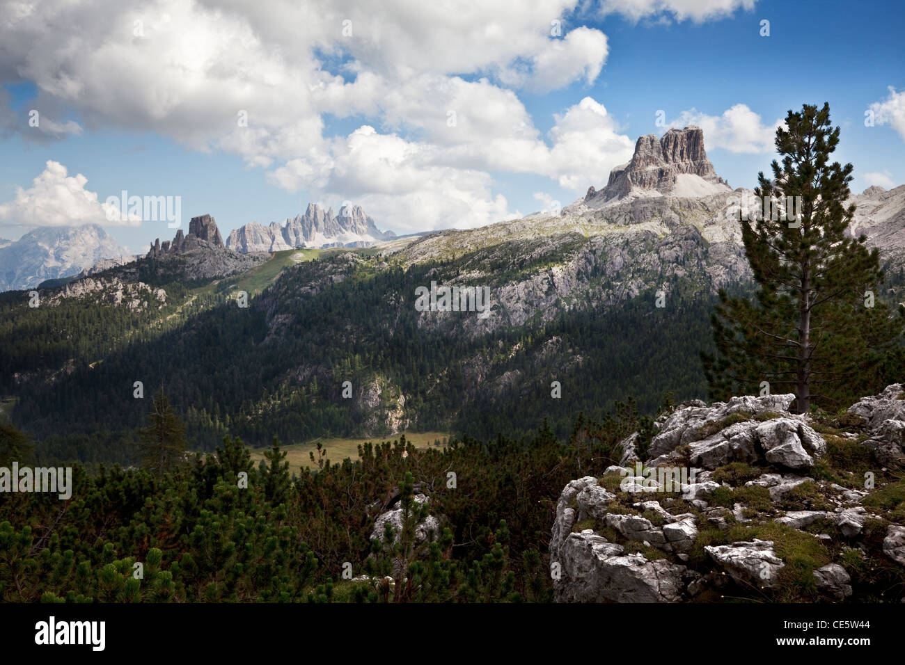 Cinque Torri, von Passo Falzarego, Dolomiten Alpen Italien Europa betrachtet. Stockfoto