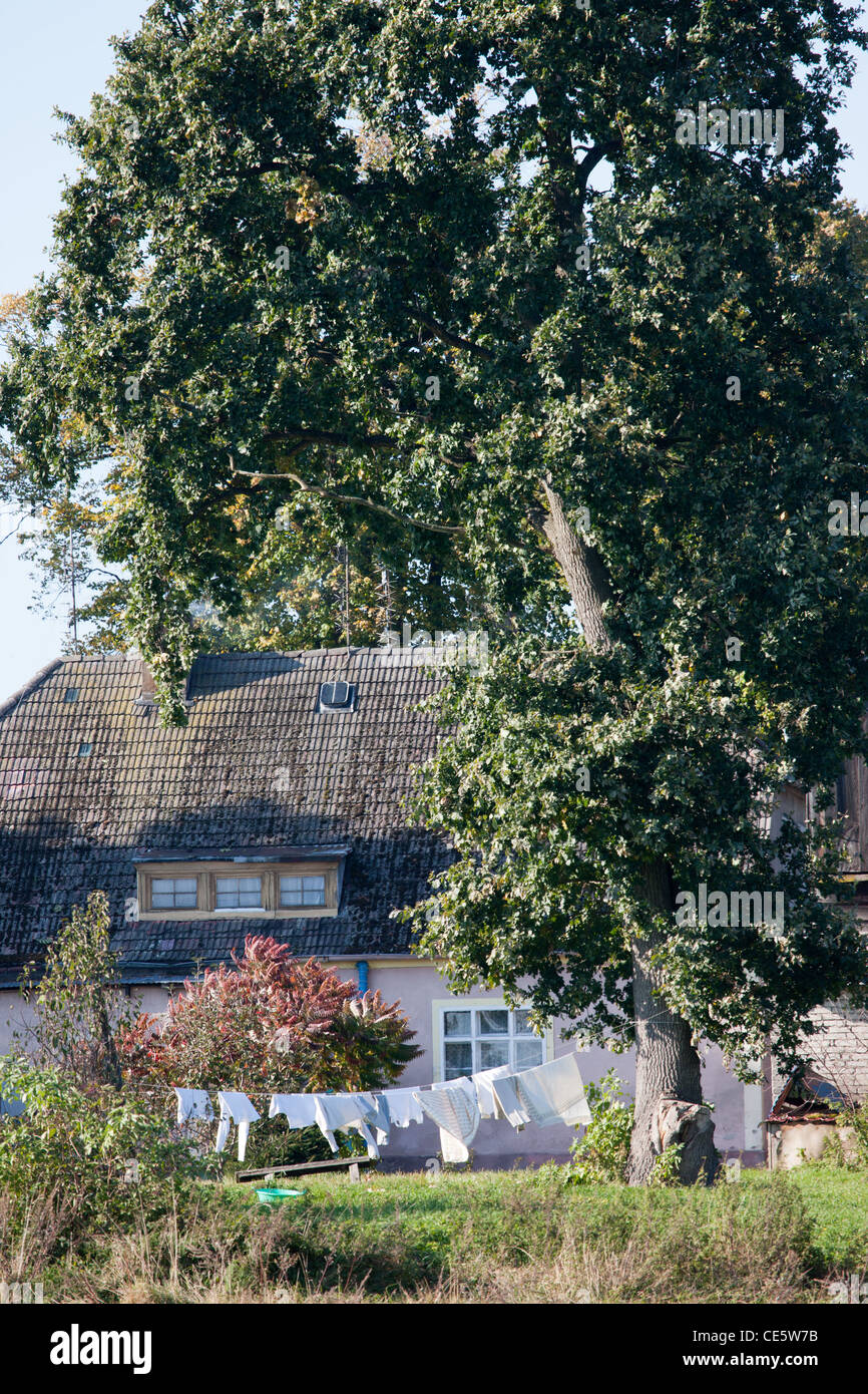 Ferienhaus auf dem polnischen Land. Wäsche hing an einer Schnur. Dorf "Sliwin" in Rewal Gemeinde, Ostseeküste. Stockfoto