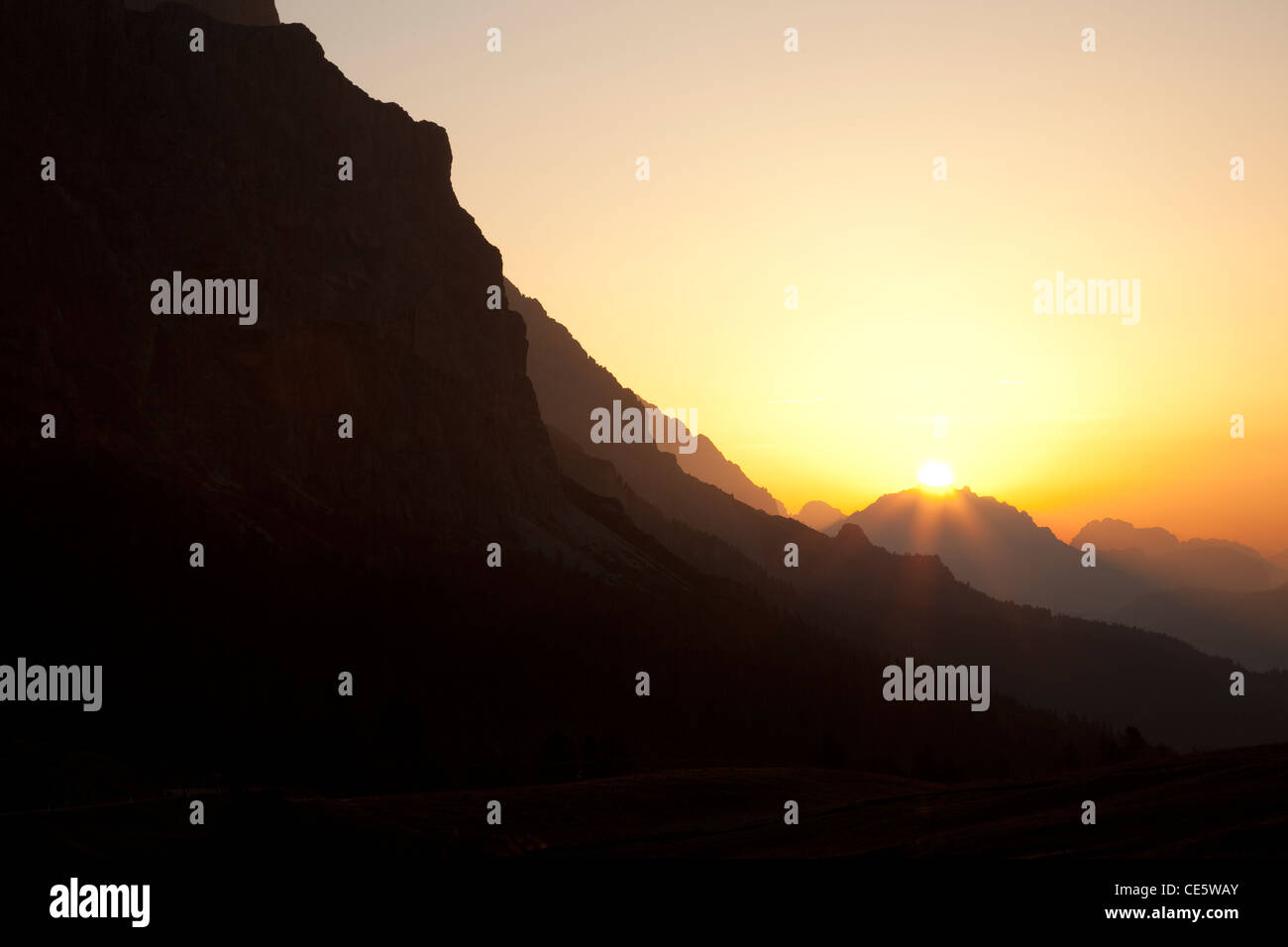 Sonnenaufgang von Passo Falzarego, Dolomiten Alpen Italien Europa betrachtet. Stockfoto
