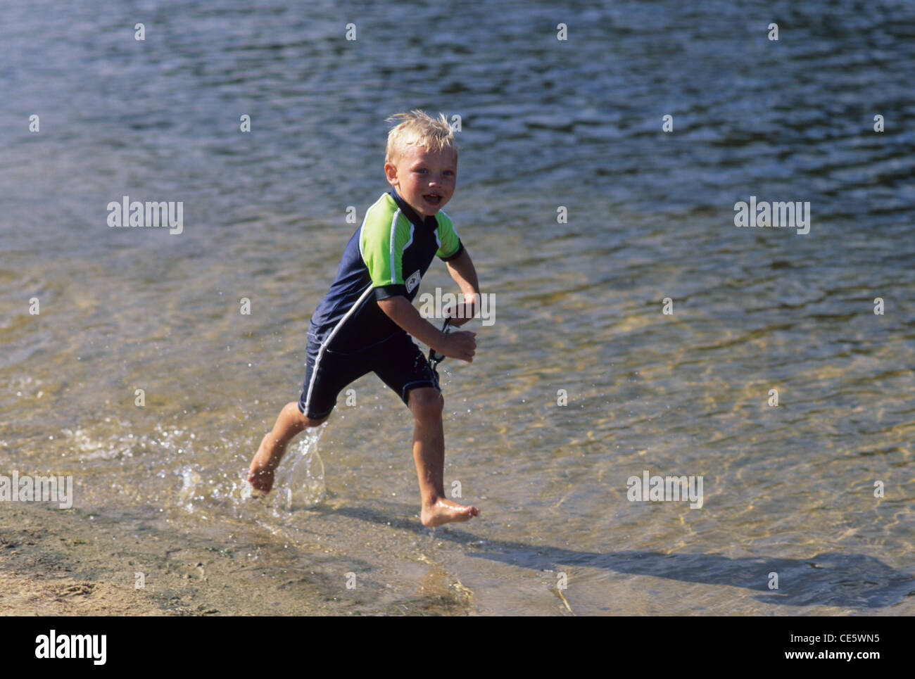 Junge am Strand 3 Jahre laufen. Stockfoto