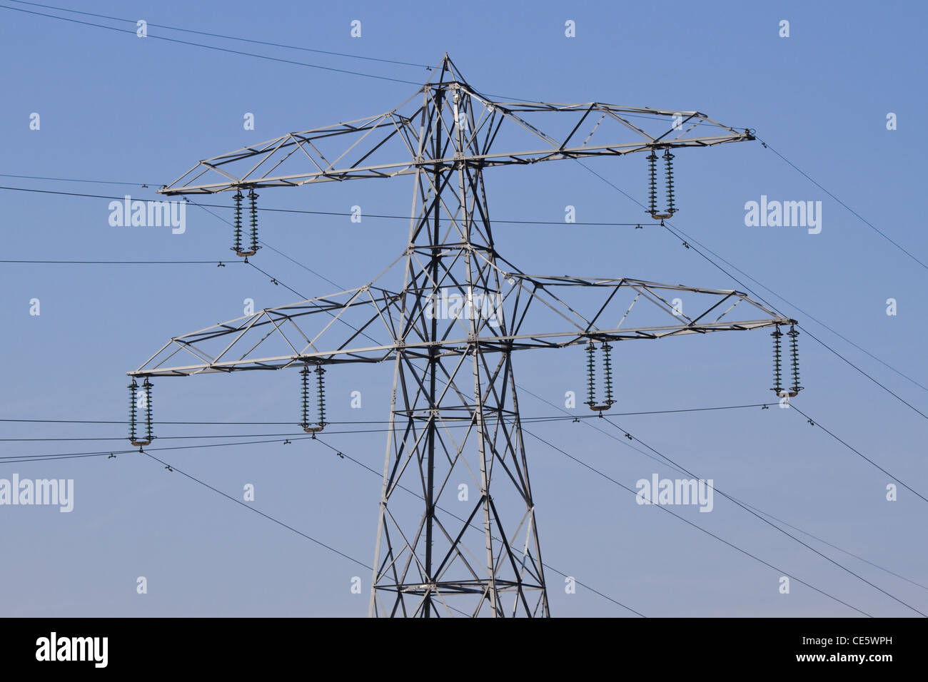 Pylon mit Strom Kabel für Energieversorgung und den blauen Himmelshintergrund Stockfoto