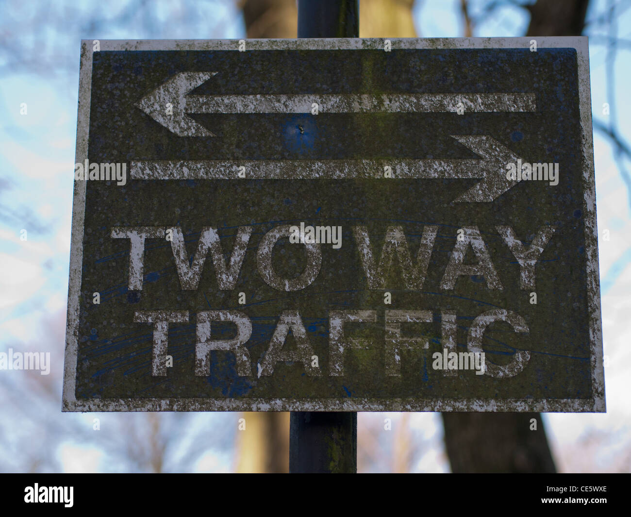Zwei Weise Verkehrszeichen, altersschwach Stockfoto