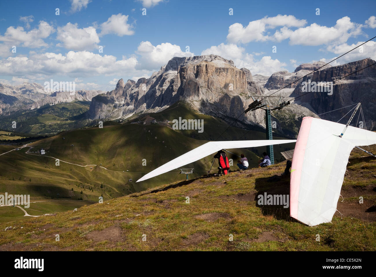 Hängegleiter Start vom Hang in Dolomiten Italien, Europa. Stockfoto