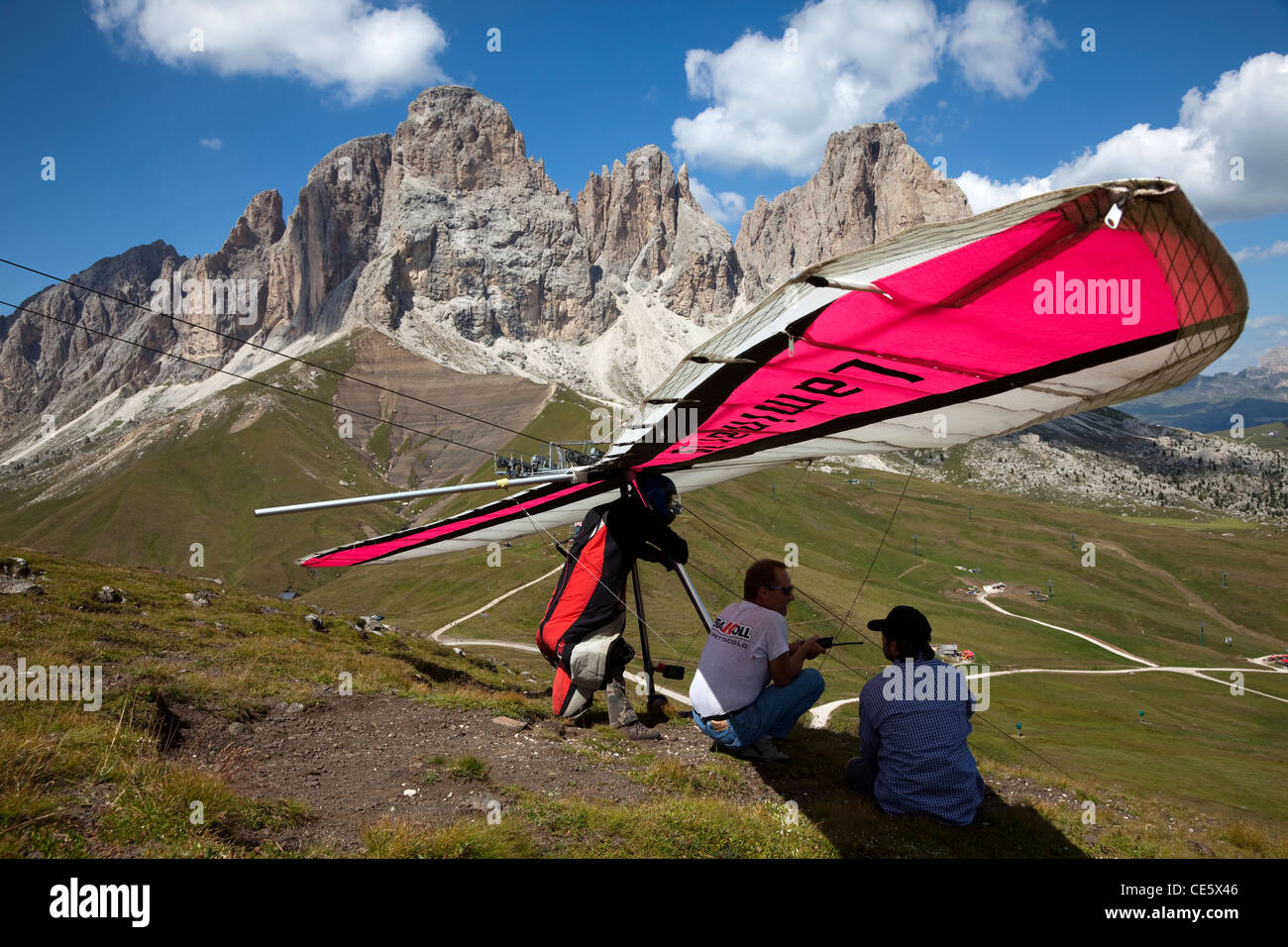 Hängegleiter Start vom Hang auf Col Rodella, Dolomiten Italien, Europa. Stockfoto