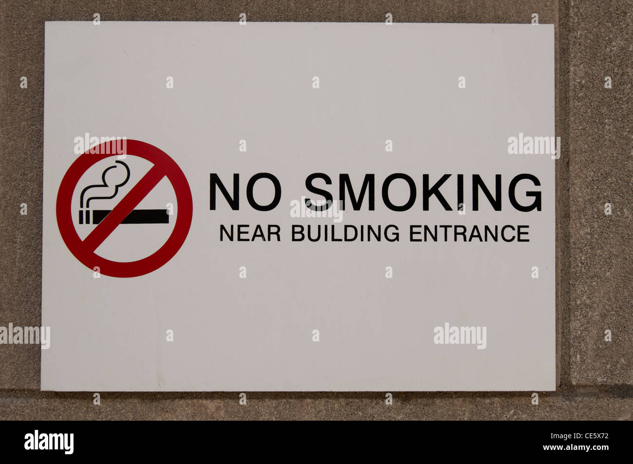 Kein Rauchen in der Nähe von Gebäude Ortseingangsschild Stockfoto