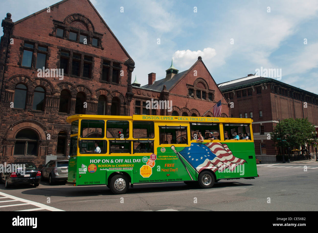Gelbe und grüne Boston Upper Deck Trolley Tours Bus, Boston, Massachusetts, Vereinigte Staaten, USA Stockfoto