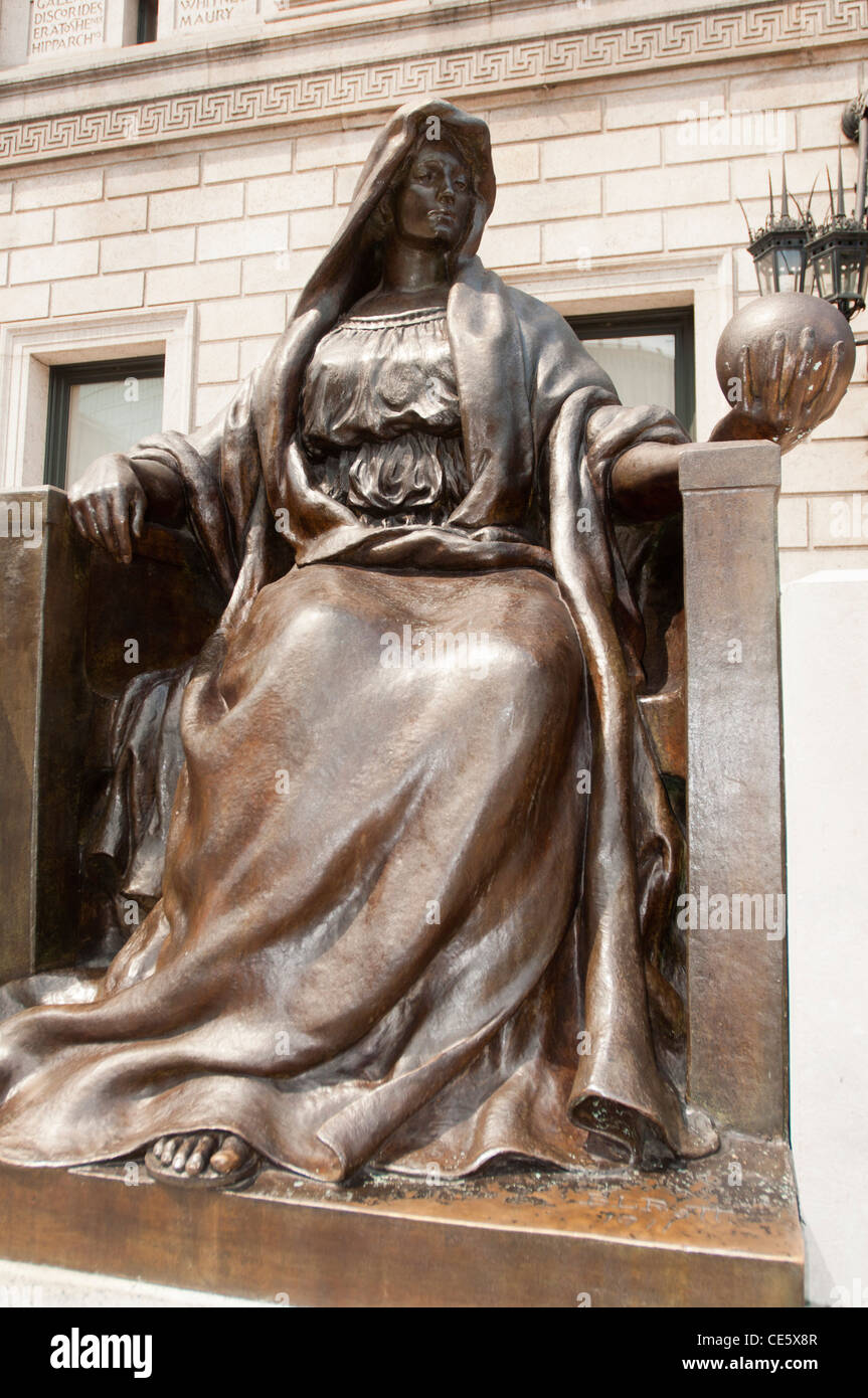 Metall-Statue vertreten Wissenschaft außerhalb Boston Public Library, Massachusetts, MA, Vereinigte Staaten, USA Stockfoto