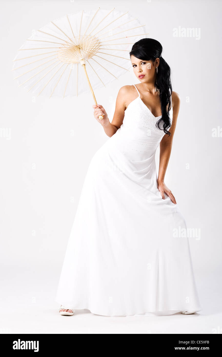 Junge schöne Braut mit weißem Schirm Stockfoto