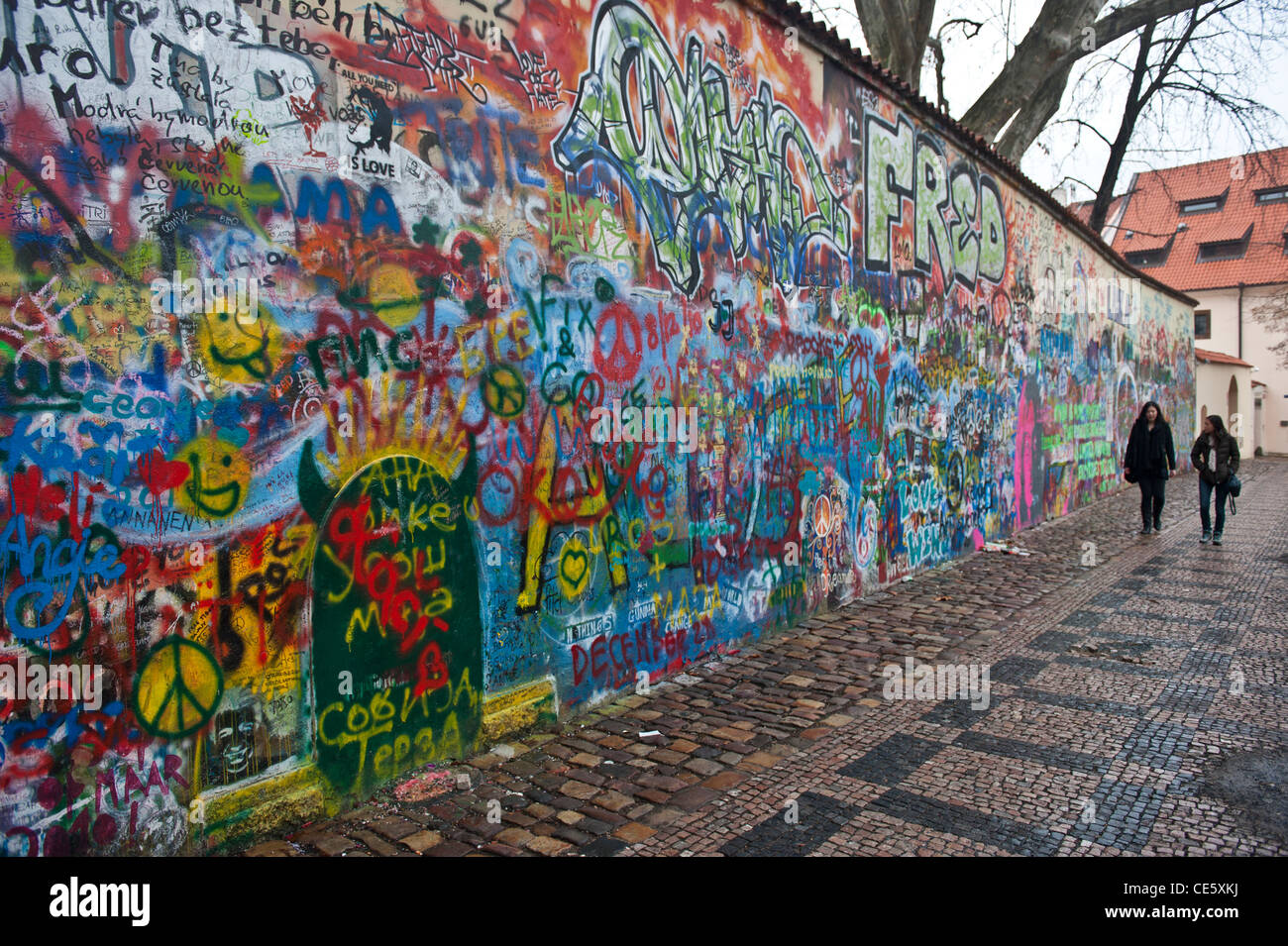 Passanten vor der John Lennon-Tribut-Wand in der Mala Strana von Prag, Tschechische Republik Stockfoto