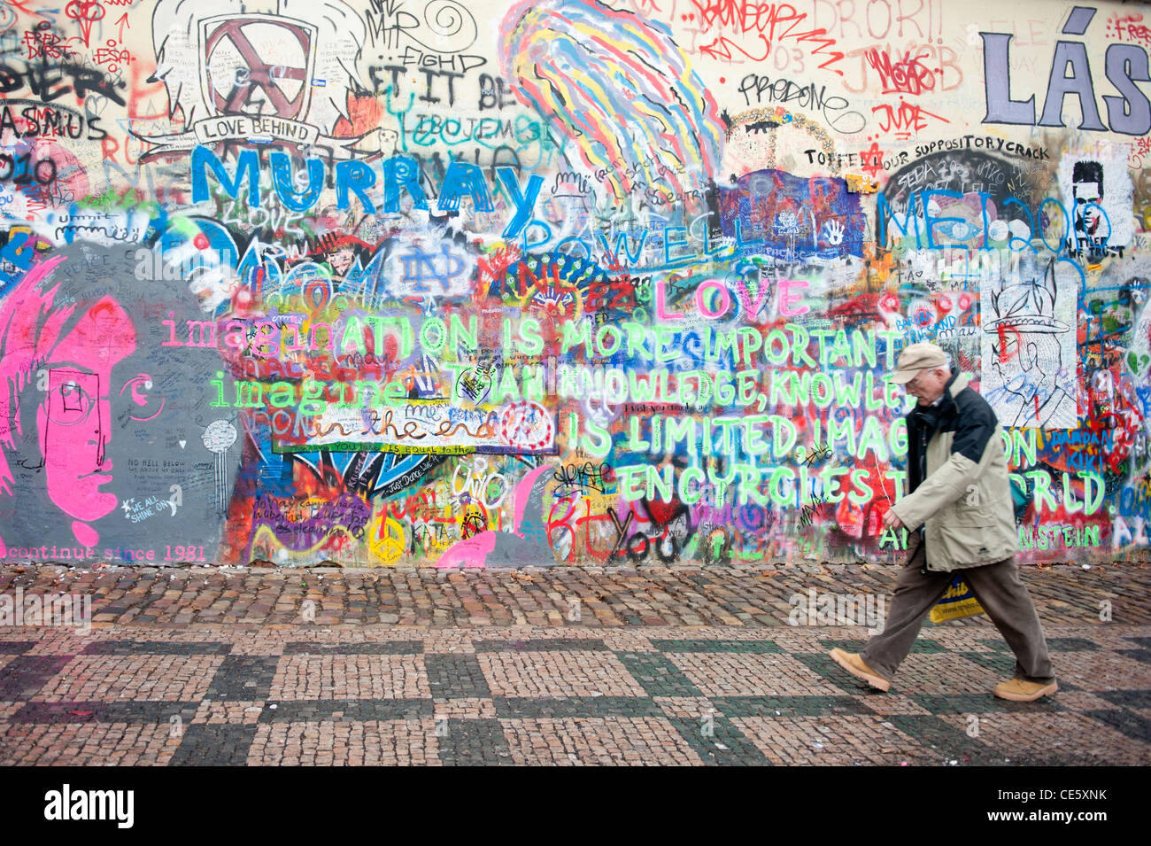 Passanten vor der John Lennon-Tribut-Wand in der Mala Strana von Prag, Tschechische Republik Stockfoto