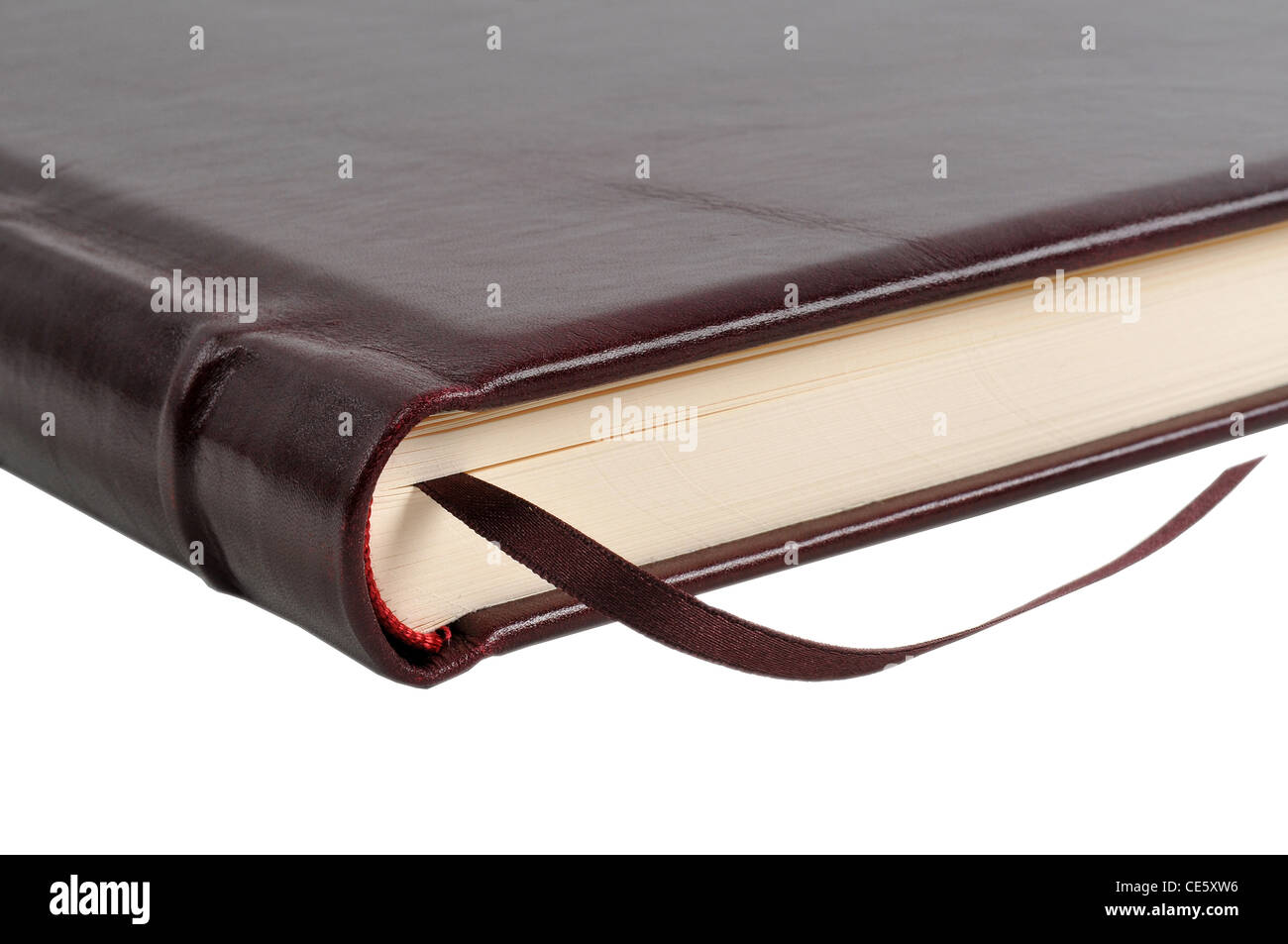 Braune Lederbuch mit Stoff Lesezeichen Nahaufnahme, isoliert auf weiss Stockfoto