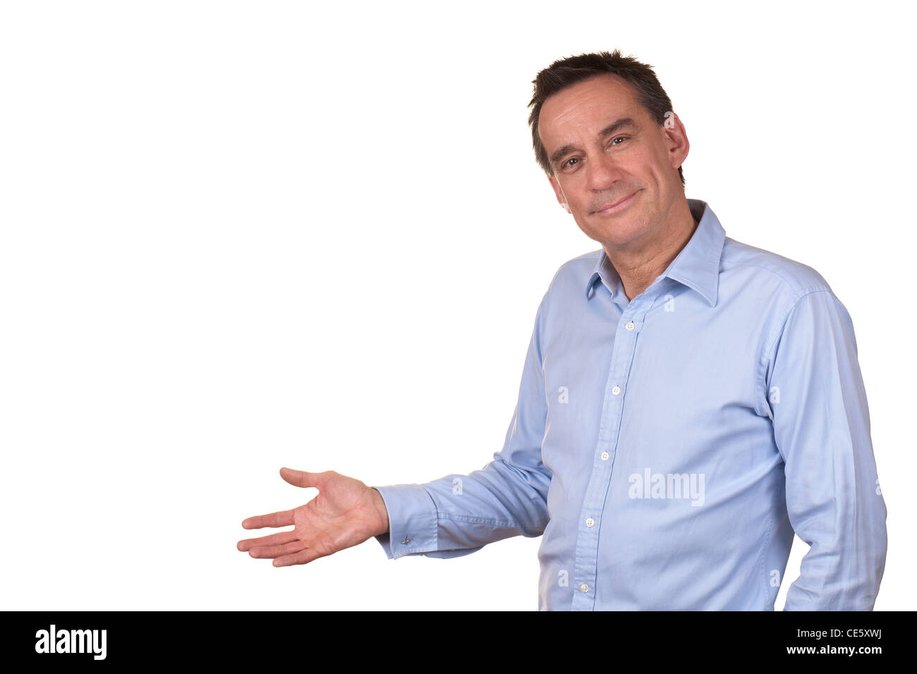 Attraktive lächelnder mittleren Alter Mann im blauen Hemd Angabe textfreiraum auf der linken Seite Stockfoto