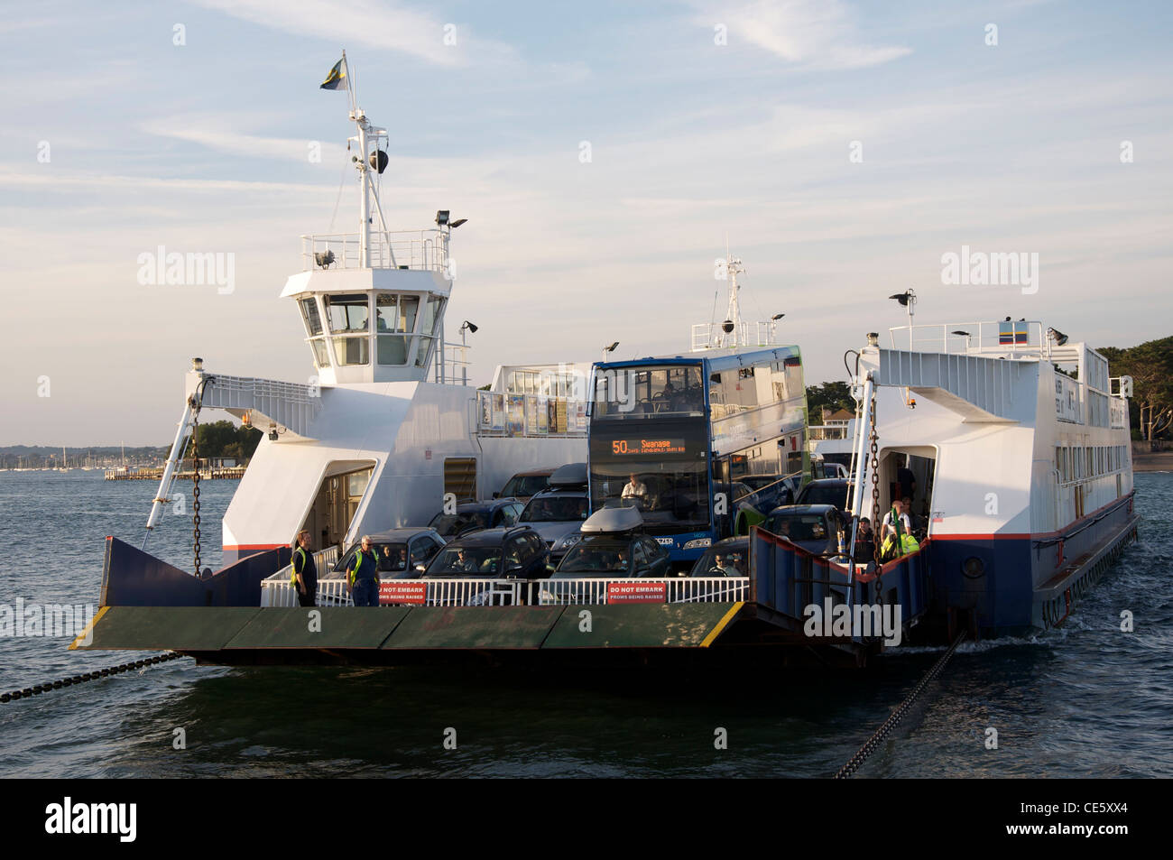 Die Sandbänke Kette Fähre mit seiner Ladung von Fahrzeuge und Passagiere über der Mündung des Poole Harbour Shell Bay. Dorset, England, Vereinigtes Königreich. Stockfoto