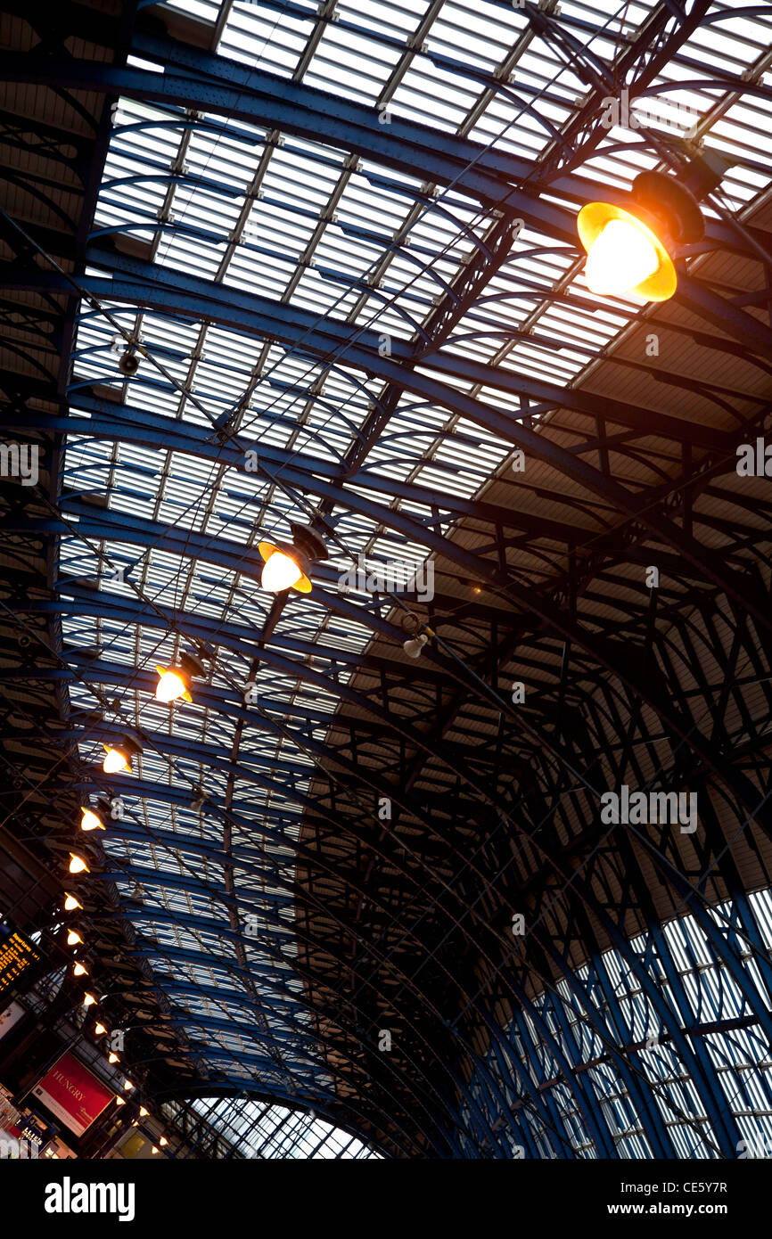 Glas und stahldach -Fotos und -Bildmaterial in hoher Auflösung – Alamy