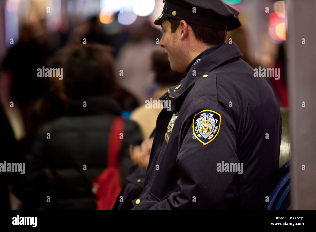 Ein New Yorker Polizisten im Dienst am Times Square, New York City, USA Stockfoto