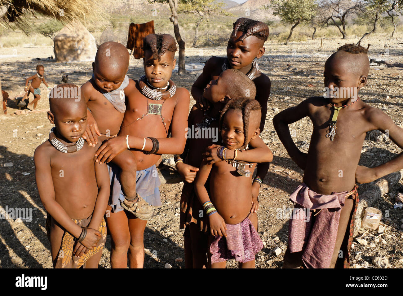 Himba-Kinder im Dorf in der Nähe von Opuwo, Namibia Stockfoto