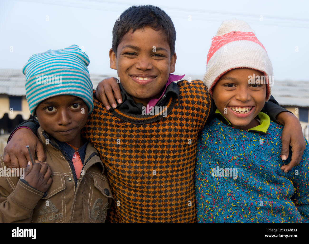 drei glückliche Kinder bei Magh Mela, Sangam, Allahabad, Indien Stockfoto