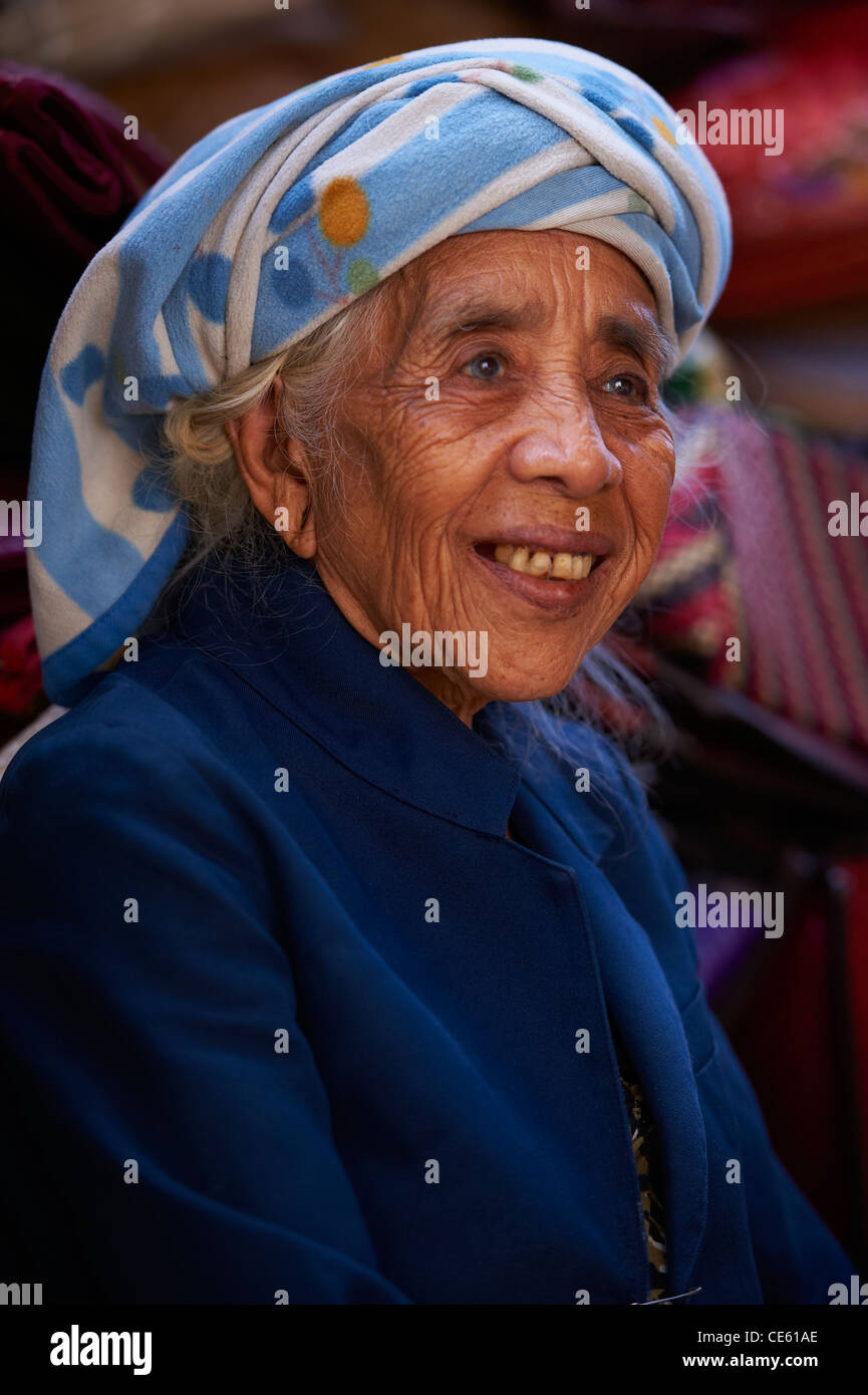 Balinesische Seniorin bei Ubud Märkte Indonesien Stockfoto