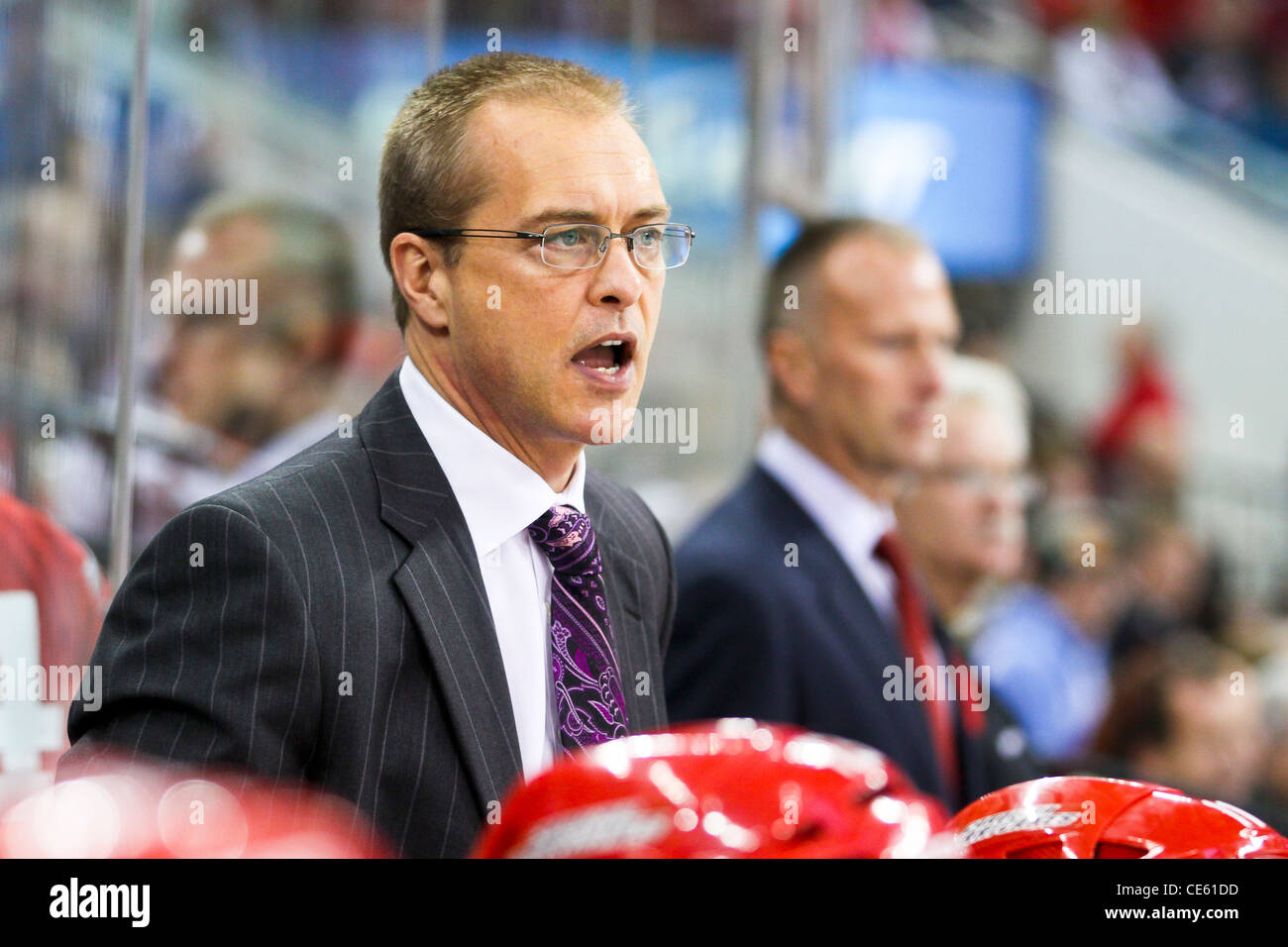 Carolina Hurrikan Head Coach Paul Maurice in der NHL in der Saison 2011 / 2012 im RBC Center in Raleigh, NC (Foto Cr Stockfoto