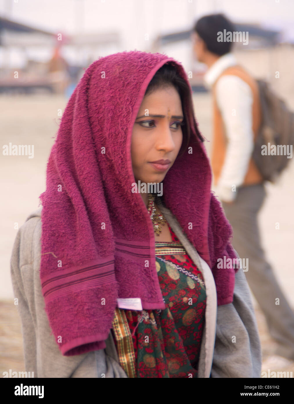eine junge Frau regionaler indischer Schauspieler mit kastanienbraunen Handtuch auf Kopf Stockfoto