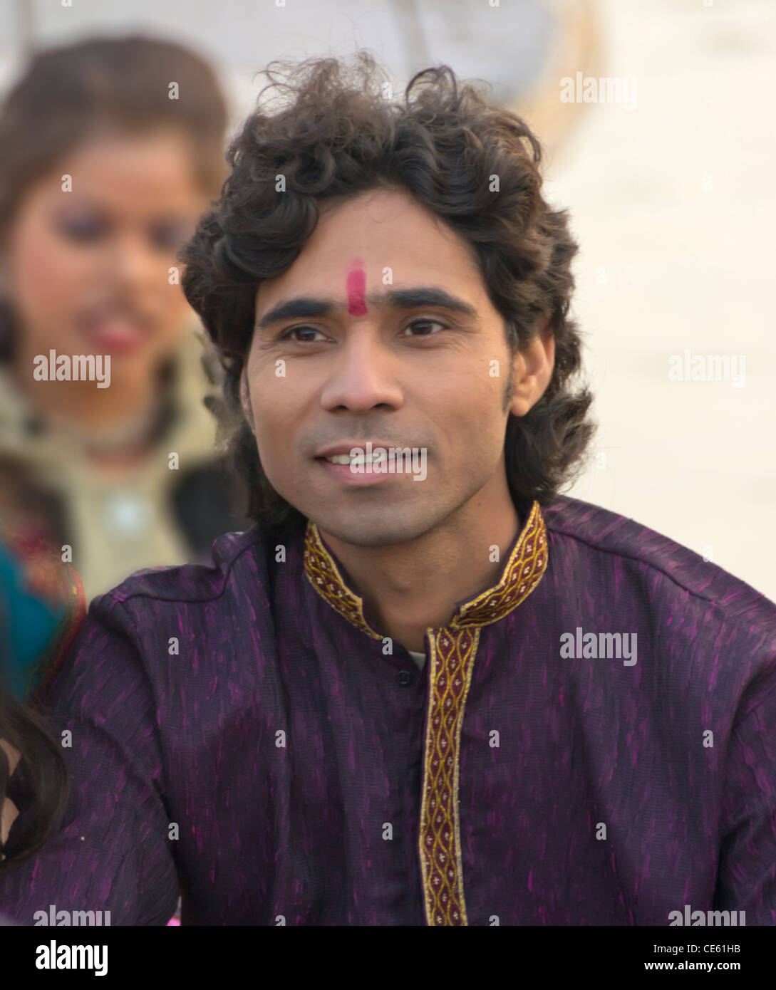 ein junger zuversichtlich lächelnden Mann regionale indische Schauspieler mit Tilak auf der Stirn Stockfoto