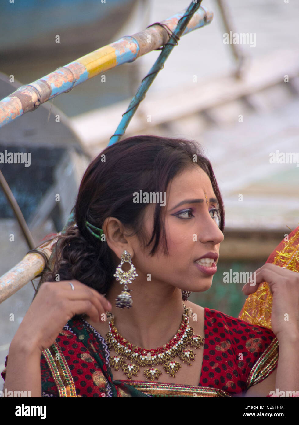 eine junge Frau regionaler indischer Schauspieler mit prominenten Ohrringe Stockfoto