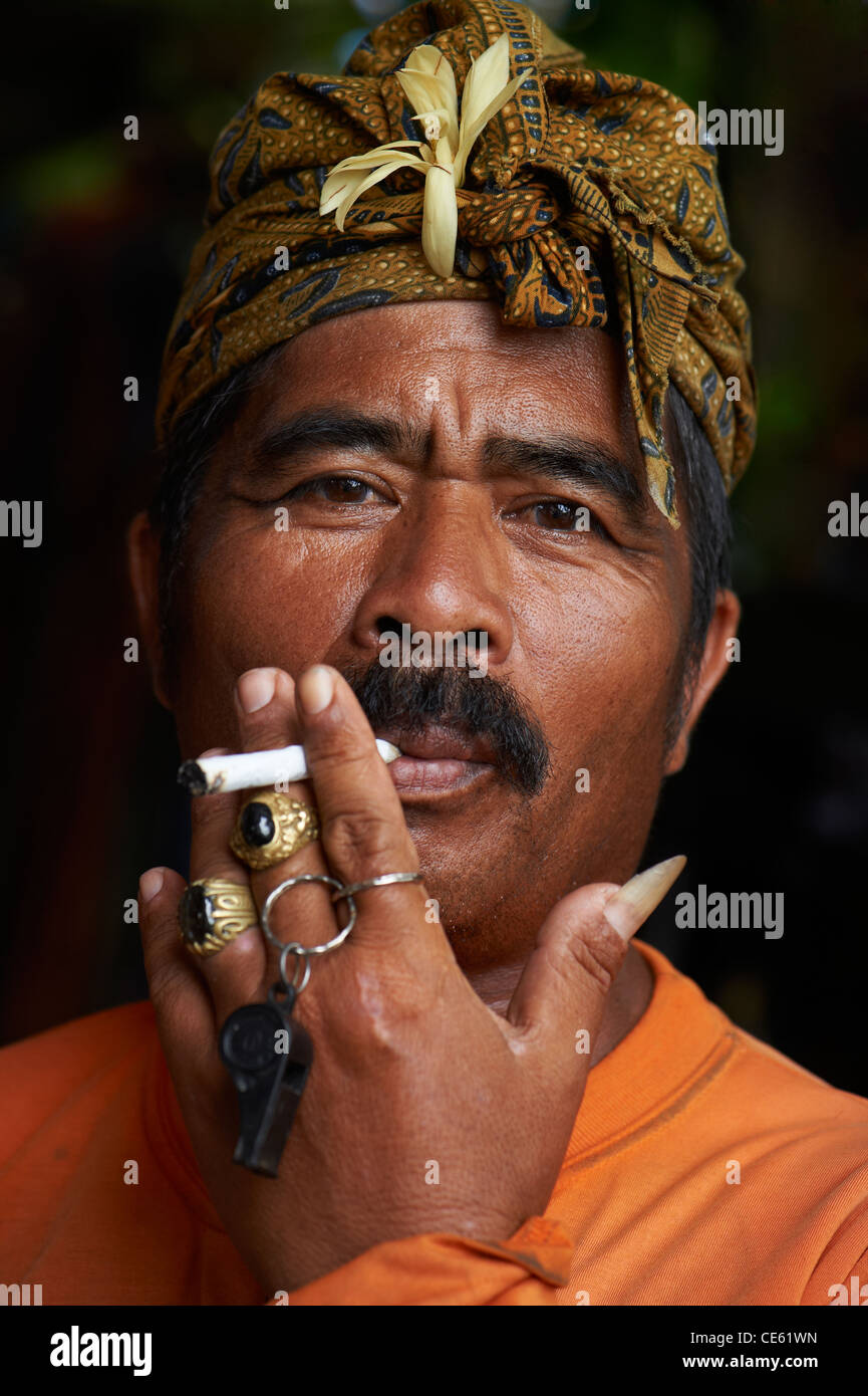 Balinesische lokalen Rauchen, Ubud Stockfoto