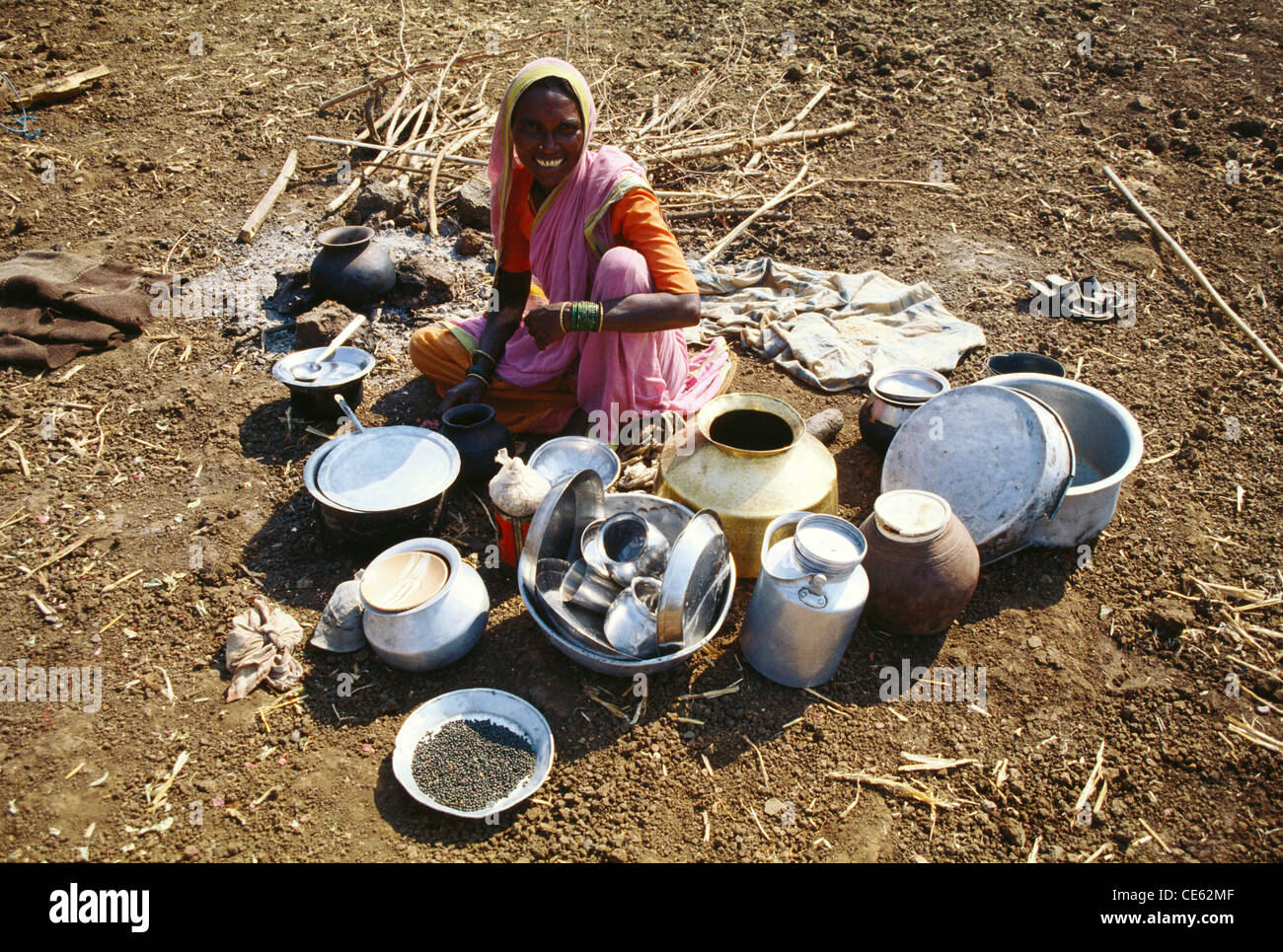 Frau, Kochen im Freien unter der Sonne Maharashtra, Indien Stockfoto