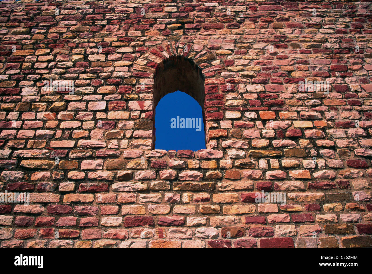 Öffnen Sie Fenster in Stein Mauer Stockfoto