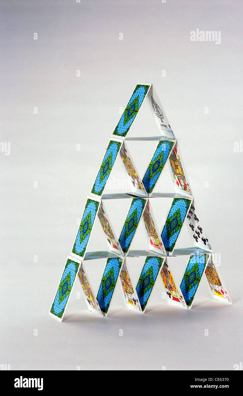 Pyramide Dreieck Haus von Spielkarten Stockfoto
