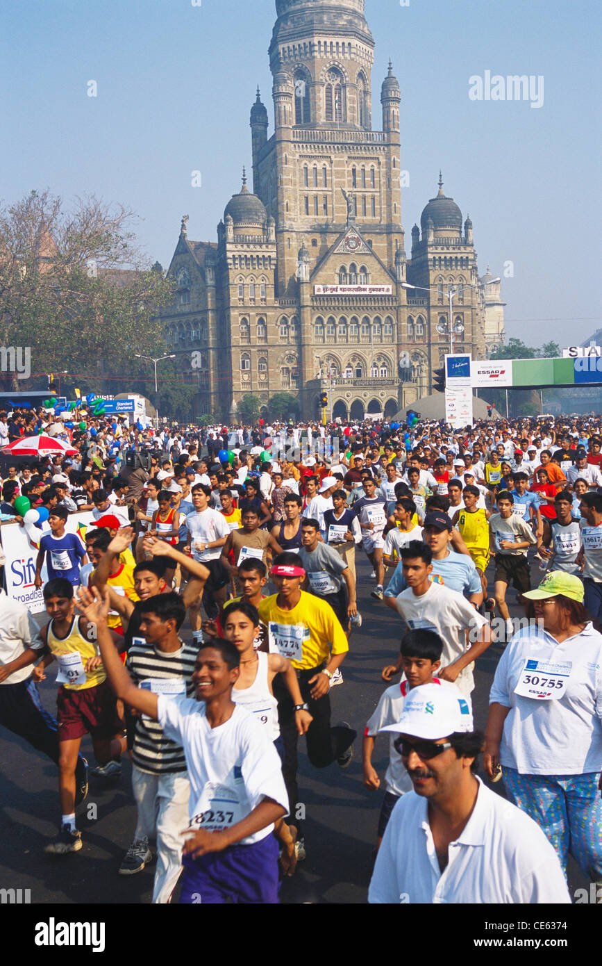 Mumbai Marathon, der von BMC Bombay Municipal Corporation Gebäude beginnt; Bombay; Mumbai; Maharashtra; Indien; Asien Stockfoto