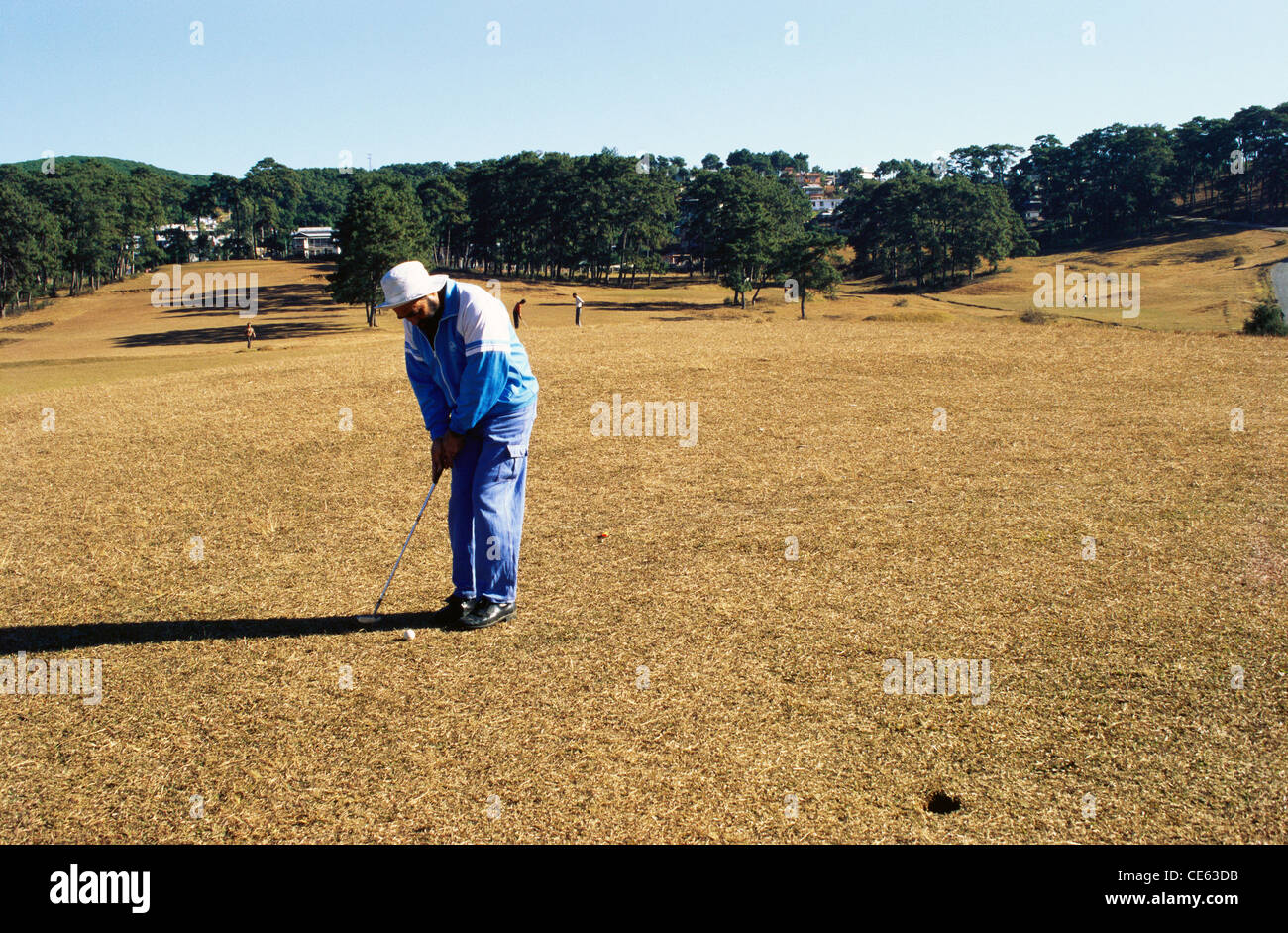 Man spielt Golf Golfplatz in Shillong Meghalaya Indien einen Schuss aufsetzen Stockfoto