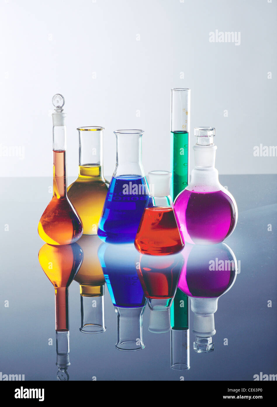 Farbige Chemikalien im Labor Stockfoto