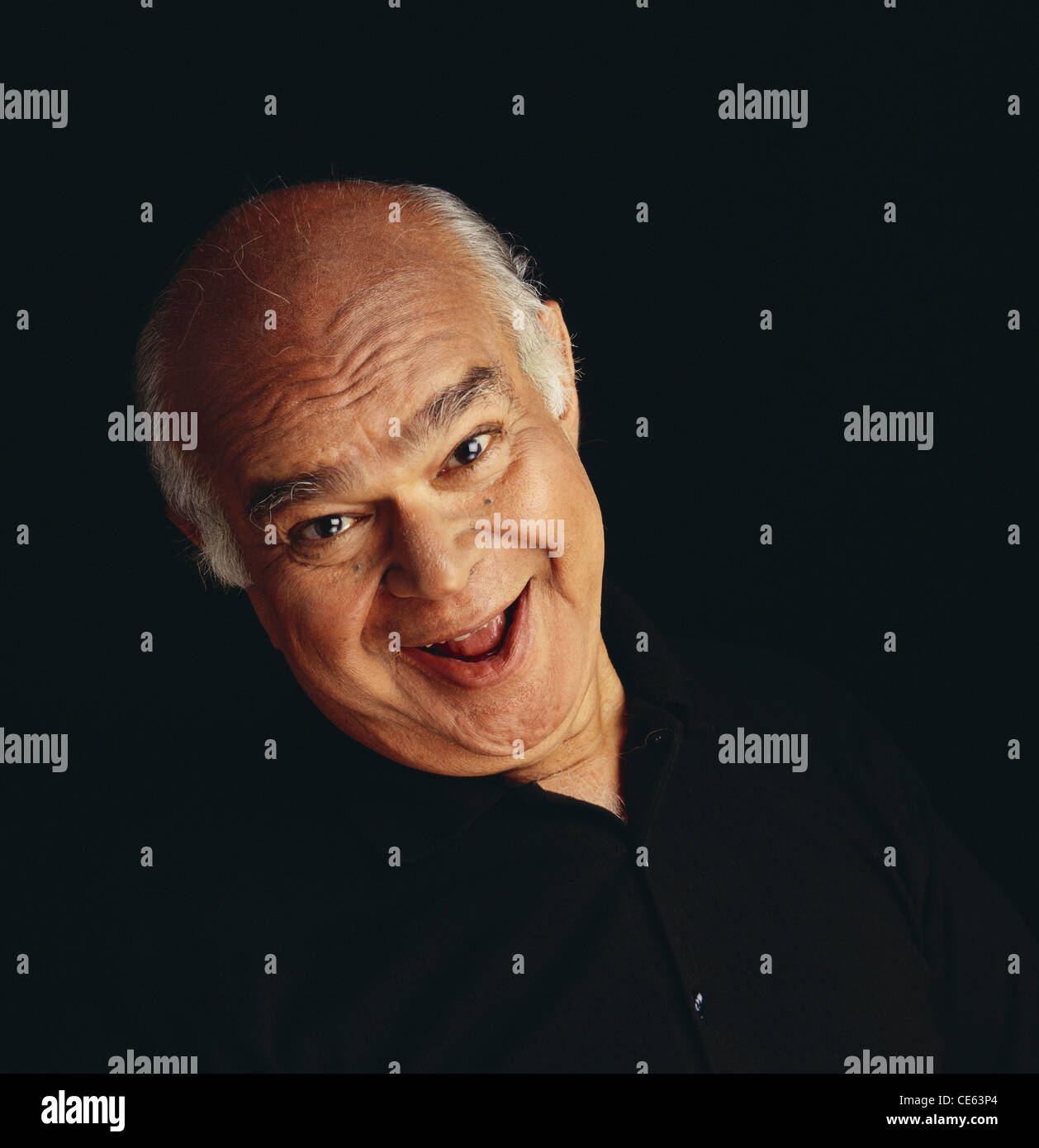 Portrait Mann lachend auf schwarzem Hintergrund Herr #233 Stockfoto