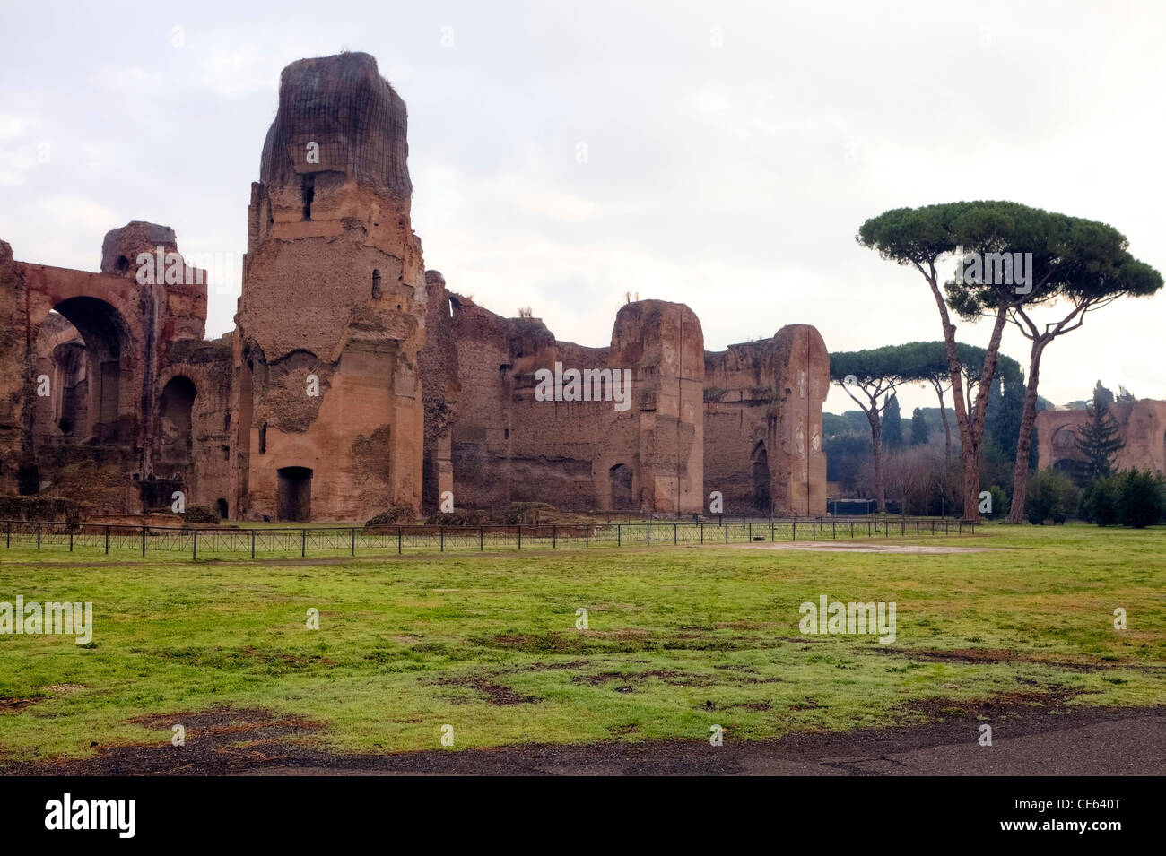 Die Caracalla-Thermen sind die Ruinen einer antiken Bad Einrichtung in Rom mit einem vorgelagerten park Stockfoto