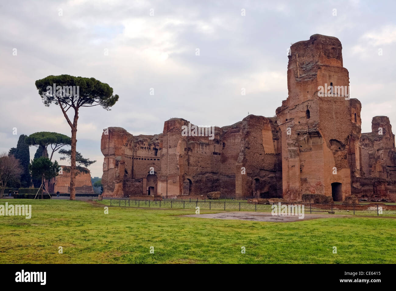 Die Caracalla-Thermen sind die Ruinen einer antiken Bad Einrichtung in Rom mit einem vorgelagerten park Stockfoto