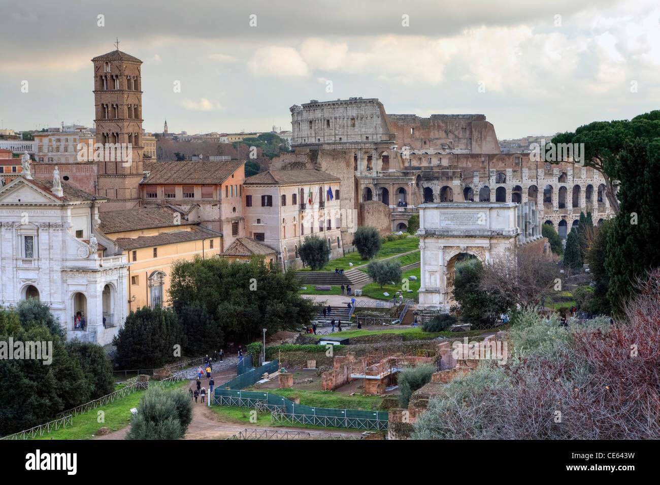 Blick auf das Kolosseum in Rom, Lazio, Italien mit der Titus-Bogen und die Kirche von Santa Francesca Romana Stockfoto